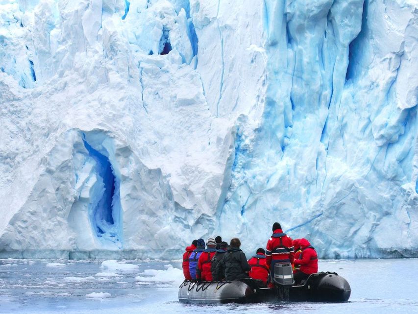 Gruppe in Schlauchboot in Antarktis